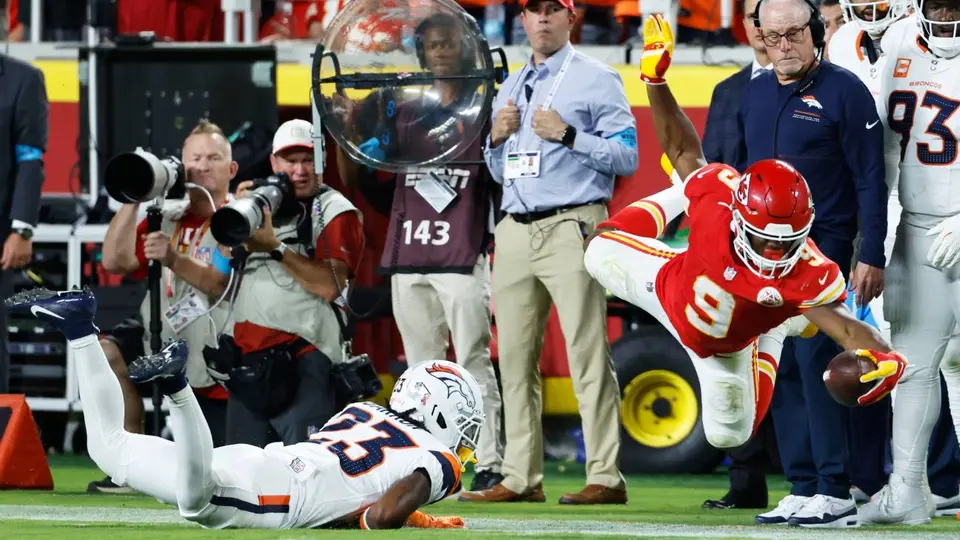 Kenneth Walker se lanzó para conseguir el TD | AP