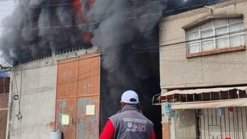 Bomberos trabajan para controlar las llamas./@Wendymg10