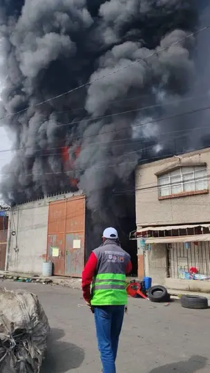 Bomberos trabajan para controlar las llamas./@Wendymg10