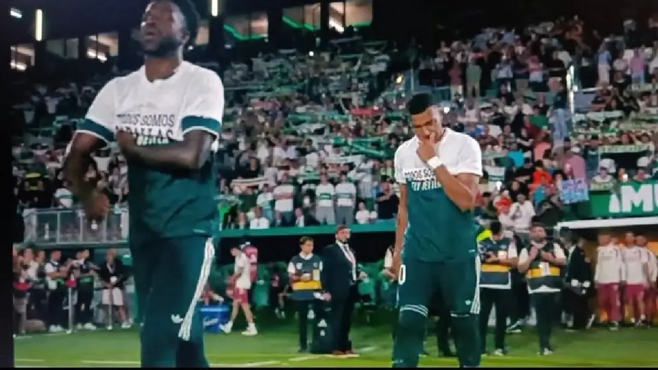 Vinicius y Mbappé con el jersey de apoyo a Ceuta a medio pecho | CAPTURA