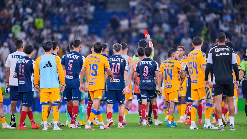 Diego Lainez, expulsado en la bronca entre jugadores de Tigres y Monterrey | MEXSPORT