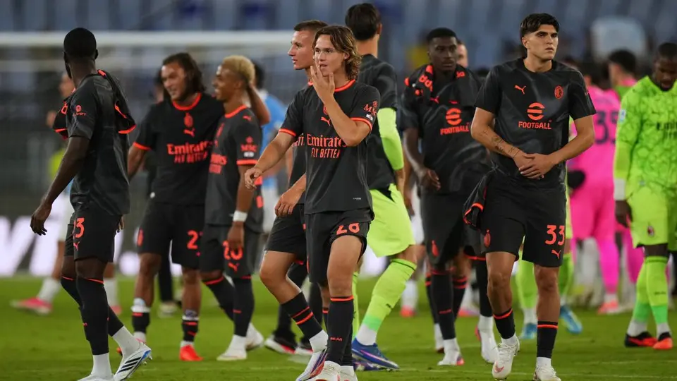 Jugadores del Milan luego de terminar el duelo ante Lazio | AP