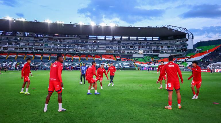 Atlético de San Luis calentando previo al partido | MEXSPORT