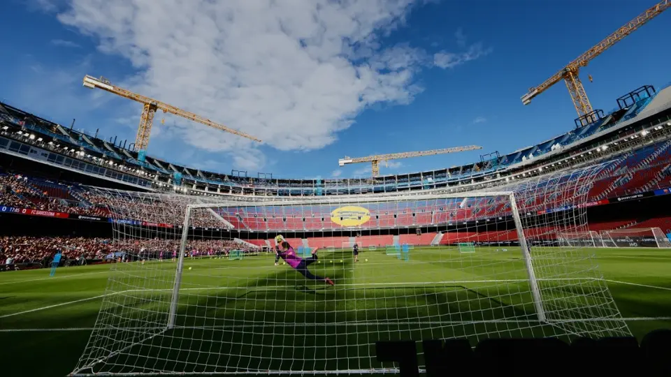 Panorámica del Camp Nou durante la remodelación del mismo | AP