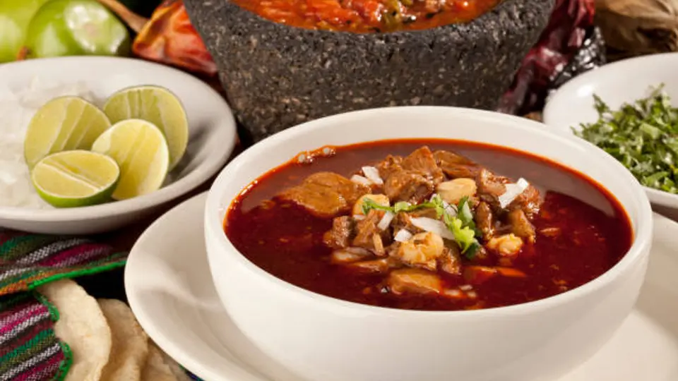 Rojo, blanco o verde, el pozole forma parte del menú típico de las Fiestas Patrias./ Pixabay