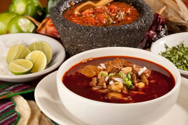 Rojo, blanco o verde, el pozole forma parte del menú típico de las Fiestas Patrias./ Pixabay