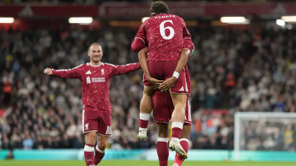 Liverpool festeja victoria sobre Tottenham en Anfield | AP