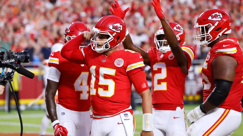 Patrick Mahomes regresa con fuerza y los Chiefs vencen a Broncos en lunes por la noche
