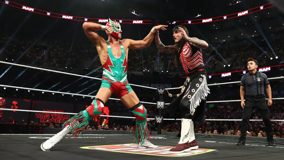 El Grande Americano y Dominik Mysterio | wwe.com