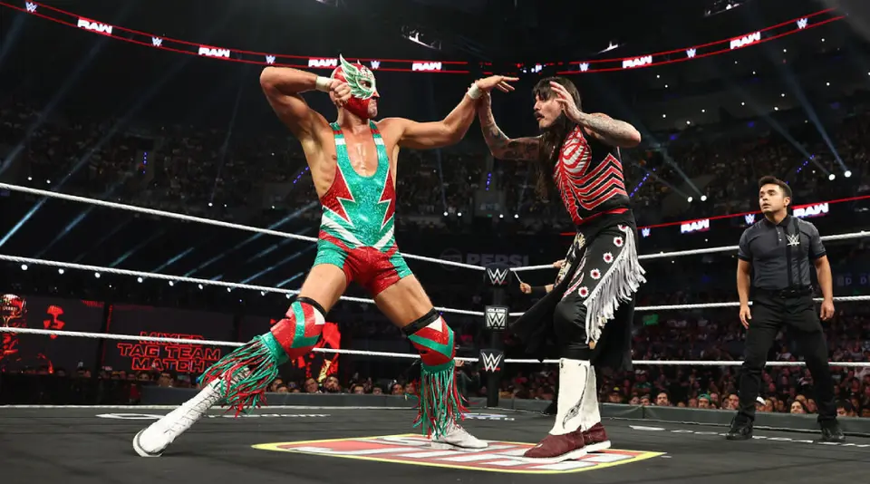 El Grande Americano y Dominik Mysterio | wwe.com