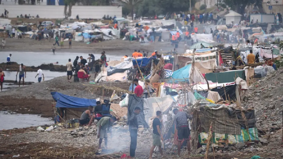 Migrantes llegando a las playas de Ceuta | AP