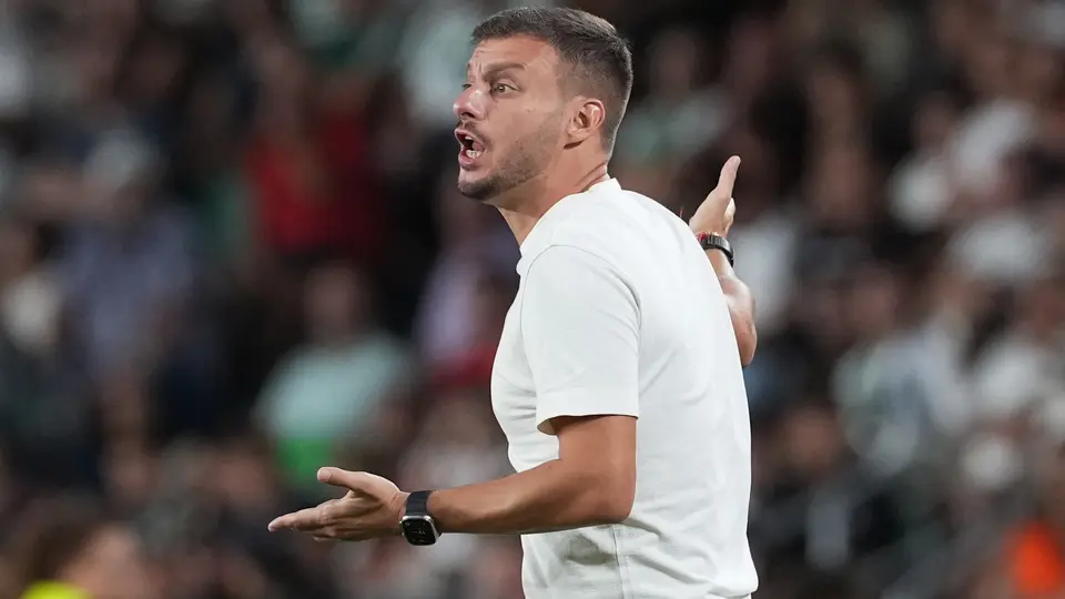 Martín Anselmi, DT de Elche, dirigiendo el duelo ante Real Madrid | AP