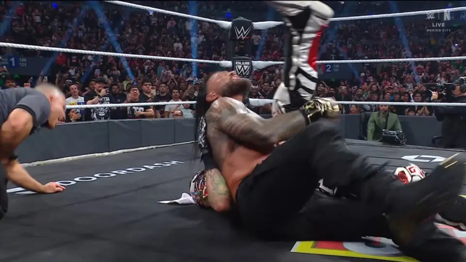 Roman Reigns haciéndole el "pin" a Penta en Ciudad de México | WWE
