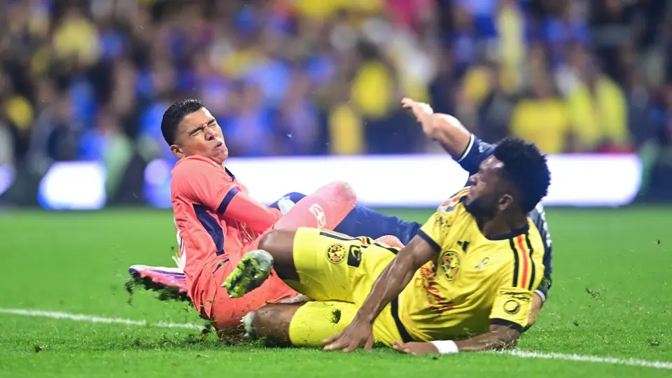 Kevin Mier y Miguel Borja en el partido de Cruz Azul contra América | IMAGO 7