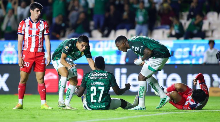 Díber Cambindo celebra el gol de León | MEXSPORT