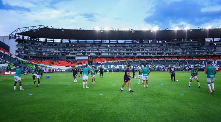 León calentando previo al partido | MEXSPORT