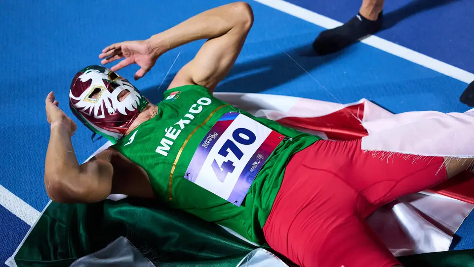 Erick Portillo festeja con máscara de luchador | MexSport