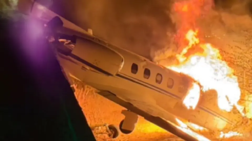 Avión se incendia tras aterrizar en Brasil: cantante y 7 personas sobreviven