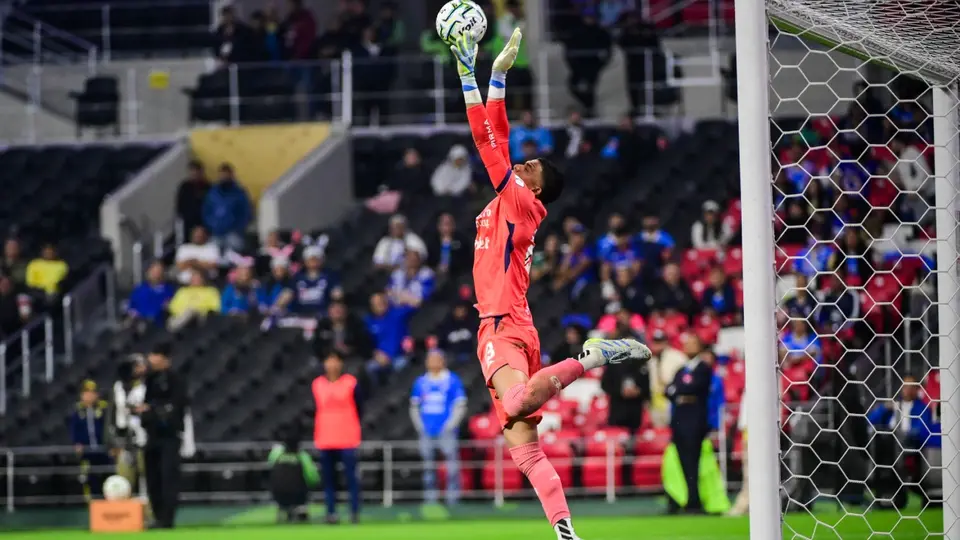 Kevin Mier en acción con Cruz Azul en la Liga MX | IMAGO 7