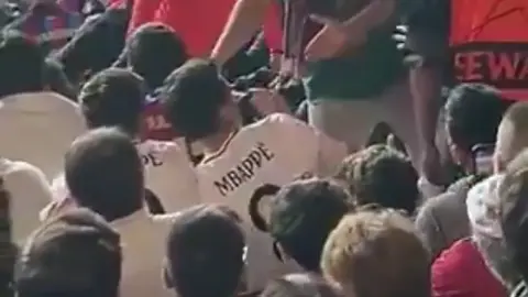 ¡Infiltrados! Aficionados del Real Madrid fueron captados en el encuentro de Champions del Barcelona