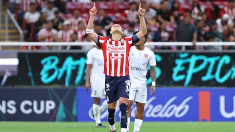 Chicharito Hernández regresa a la titularidad con Chivas ante Pumas