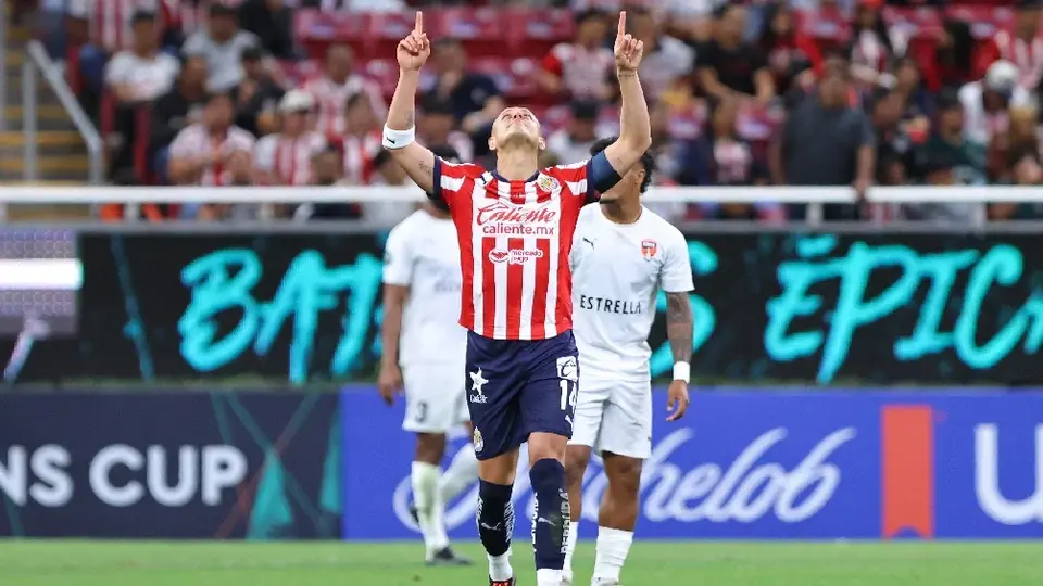 Chicharito Hernández regresa a la titularidad con Chivas ante Pumas