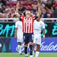 Chicharito Hernández regresa a la titularidad con Chivas ante Pumas