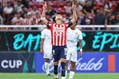 Chicharito Hernández regresa a la titularidad con Chivas ante Pumas