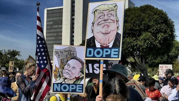 Miles de personas protestan contra Donald Trump y Elon Musk en todo Estados Unidos