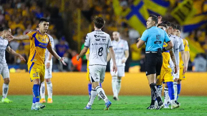¿Qué marcó el 'Gato' Ortiz? Asistente le señaló falta de Tigres a Necaxa y el árbitro la pasó por alto
