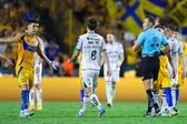 ¿Qué marcó el 'Gato' Ortiz? Asistente le señaló falta de Tigres a Necaxa y el árbitro la pasó por alto