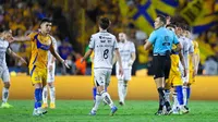 ¿Qué marcó el 'Gato' Ortiz? Asistente le señaló falta de Tigres a Necaxa y el árbitro la pasó por alto