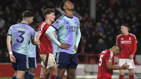 ¡Se aleja la Premier League! Arsenal empata con Nottingham Forest y pierde terreno con Liverpool