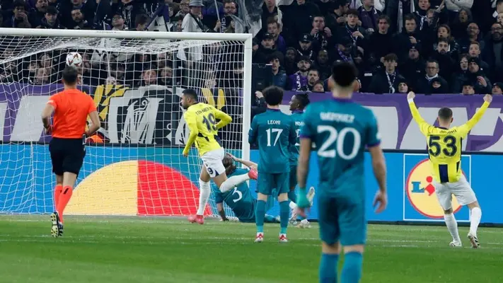 Pelea en la tribuna detiene el juego entre Anderlecht y Fenerbahce en la Europa League