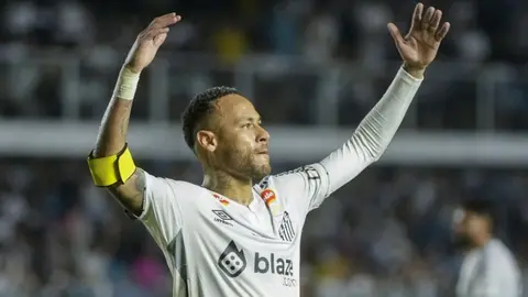 ¡Espectacular! Neymar marca gol olímpico con Santos de Brasil