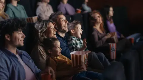 Por ley, cines en México deberán subtitular películas, aunque estén dobladas al español
