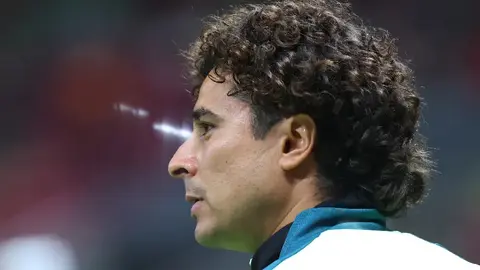 Guillermo Ochoa hace una gran atajada, pero le anotan de último minuto en empate del AVS