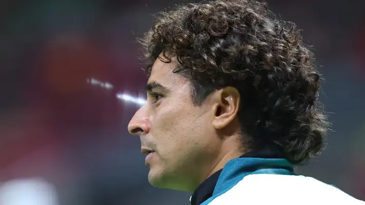 Guillermo Ochoa hace una gran atajada, pero le anotan de último minuto en empate del AVS