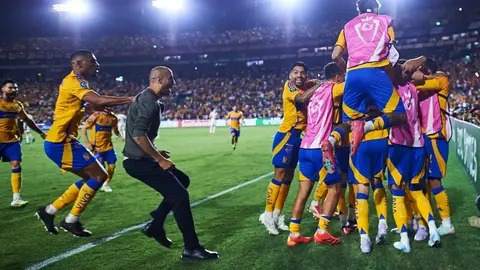 Guido Pizarro 'se olvida' que es DT y festeja gol de Juan Brunetta con el equipo