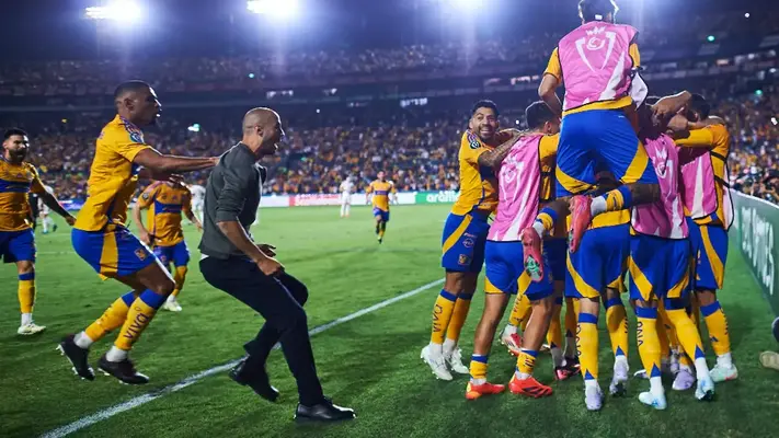 Guido Pizarro 'se olvida' que es DT y festeja gol de Juan Brunetta con el equipo