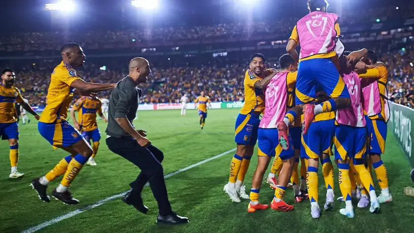 Guido Pizarro 'se olvida' que es DT y festeja gol de Juan Brunetta con el equipo