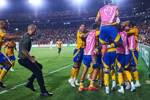 Guido Pizarro 'se olvida' que es DT y festeja gol de Juan Brunetta con el equipo