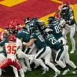 NFL pospone decisión sobre el 'tush push, pero aprueba cambios en kick off y tiempo extra