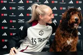 Millie Turner firmó renovación con Manchester United acompañada de su perro