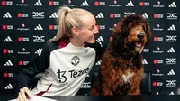 Millie Turner firmó renovación con Manchester United acompañada de su perro