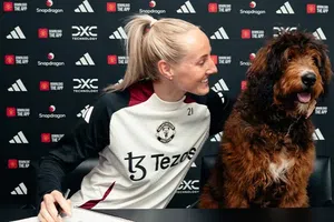 Millie Turner firmó renovación con Manchester United acompañada de su perro