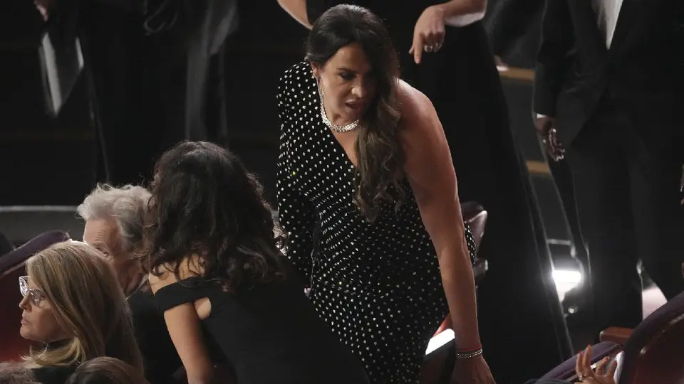 Karla Sofía Gascón se salta la alfombra roja; además se burlan de ella en la presentación