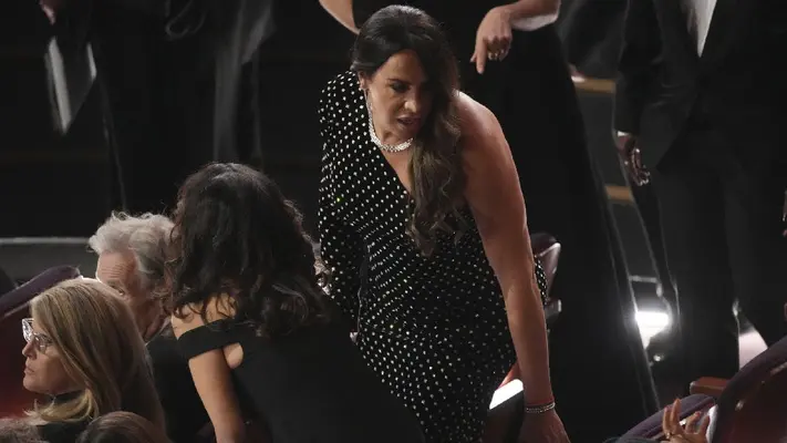 Karla Sofía Gascón se salta la alfombra roja; además se burlan de ella en la presentación