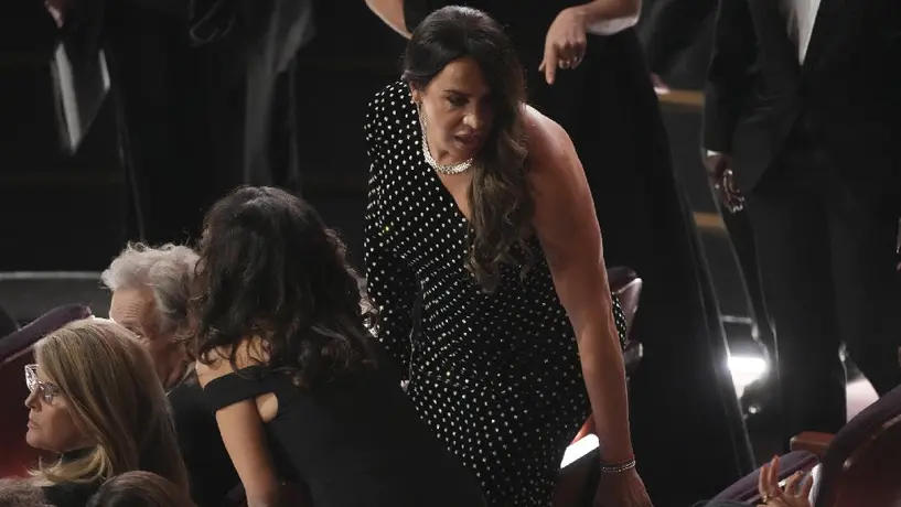 Karla Sofía Gascón se salta la alfombra roja; además se burlan de ella en la presentación