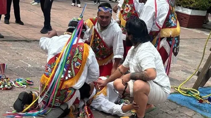 Volador de Papantla sufre aparatosa caída en evento de Xochimilco